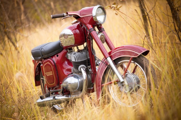 Мотоцикл Ява с водителем