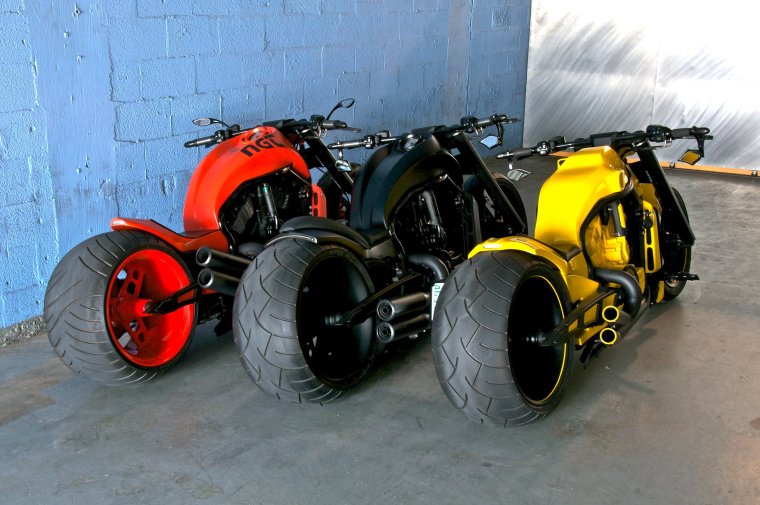 Мотоцикл с двумя широкими колесами