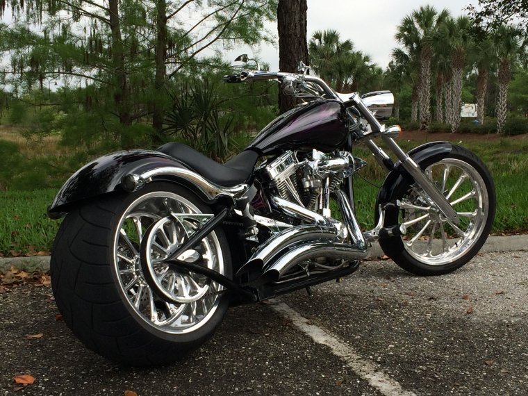 Огромный мотоцикл