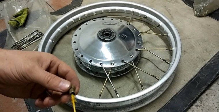 Правка обода мотоциклетного колеса