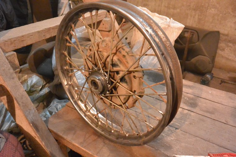Ржавое колесо от мотоцикла