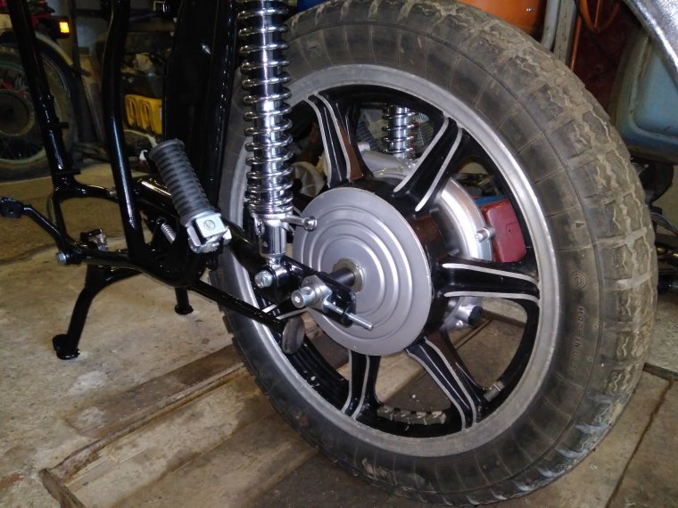 Наклейка на обод колеса