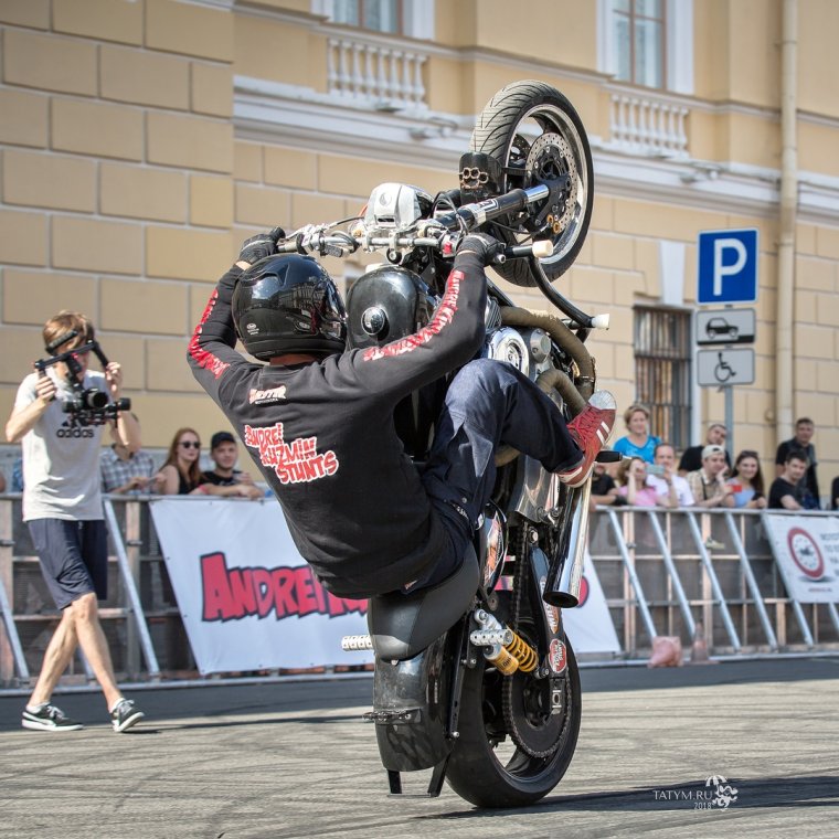 Трюки на мотоциклах