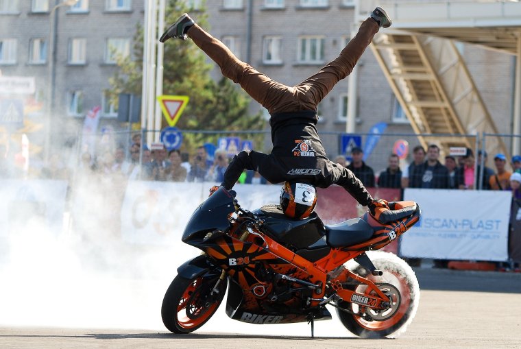 Трюки на мотоциклах