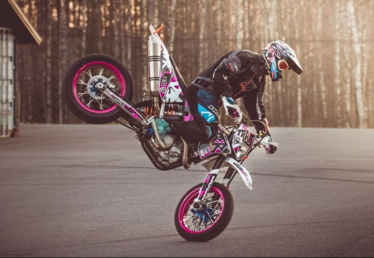 Мотоцикл на дыбах