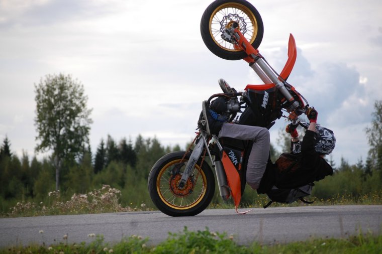 Стант на кроссовом мотоцикле
