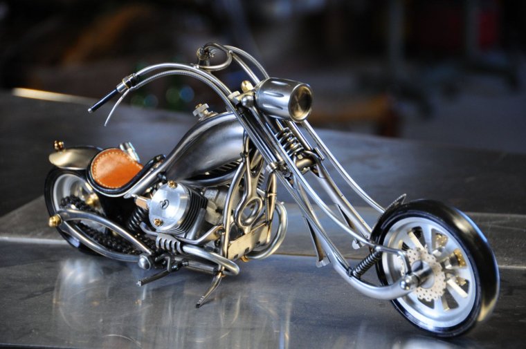 Танк из болтов и гаек