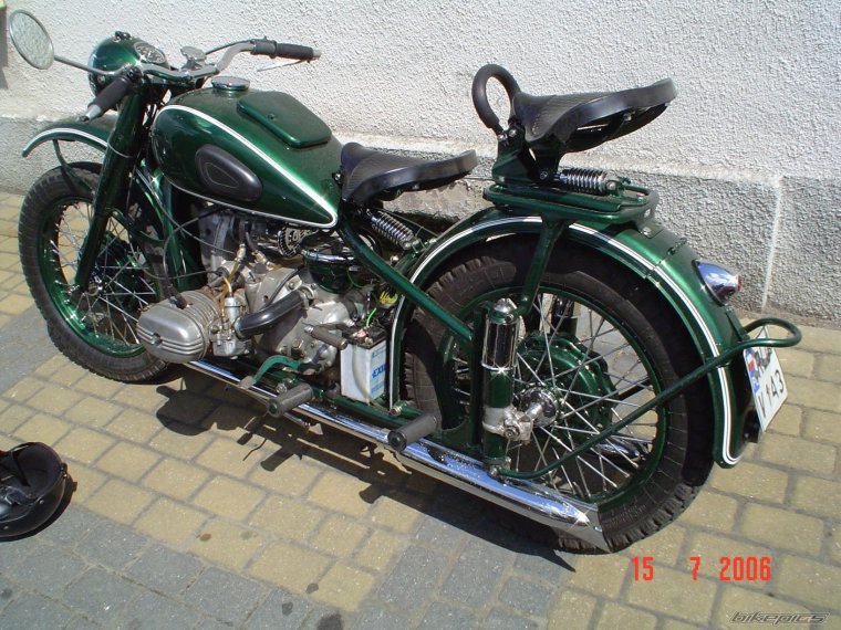 Мотоцикл Урал зеленый