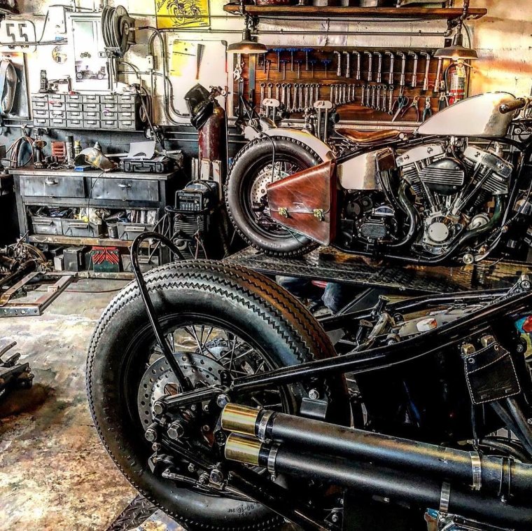 Мотоцикл в мастерской