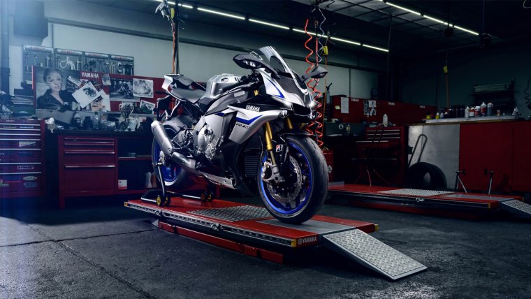 Yamaha r1 в гараже