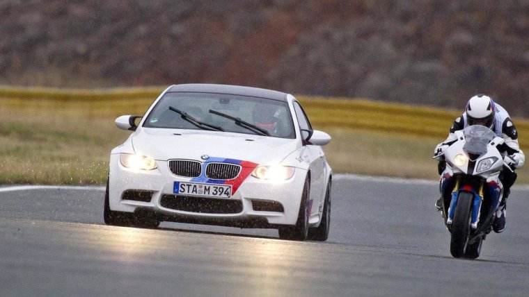 БМВ мотоцикл и машина