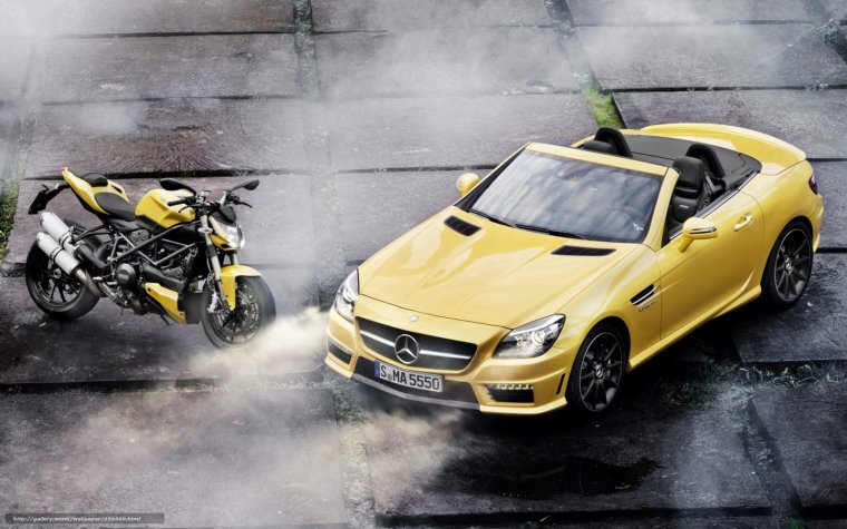 Автомобиль и мотоцикл рядом