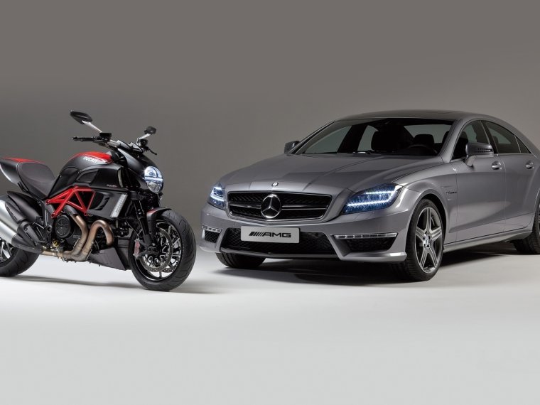 Байкер на дороге