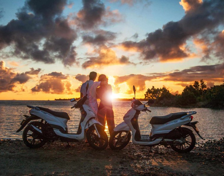 Парень с девушкой на мотоцикле