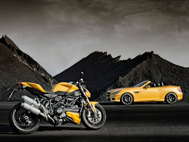 Девушка на мотоцикле