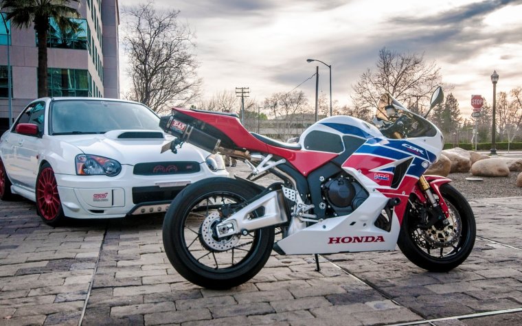 Желтый кабриолет Мерседес