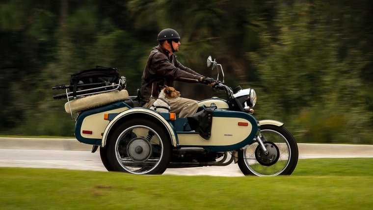 Байкер с коляской