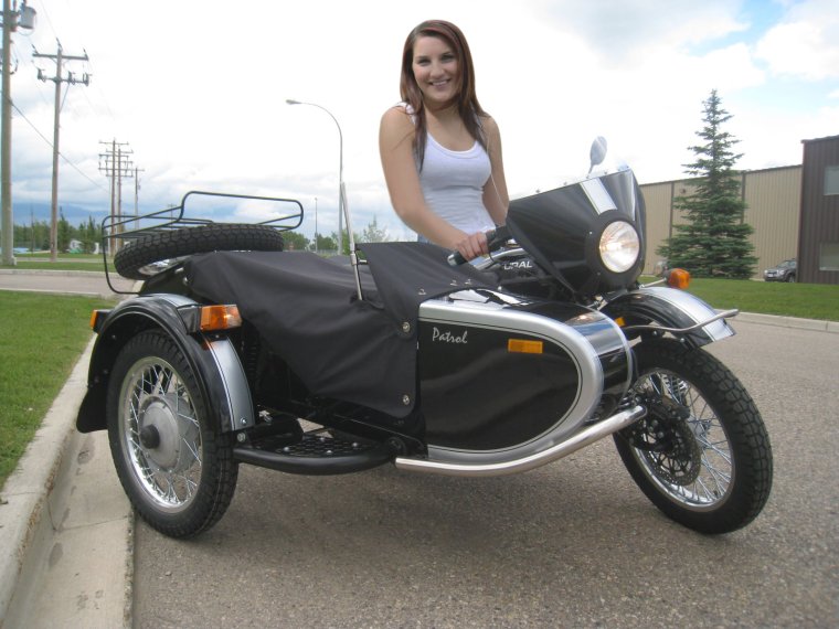 Белый мотоцикл с люлькой Урал