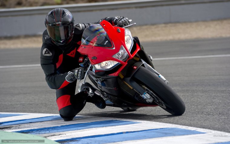 Мотоциклист на спортивном мотоцикле