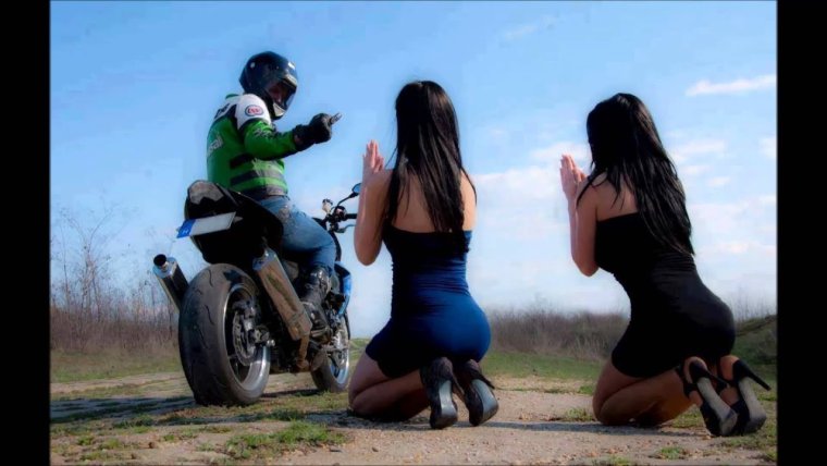 Девушка бежит за парнем на мотоцикле