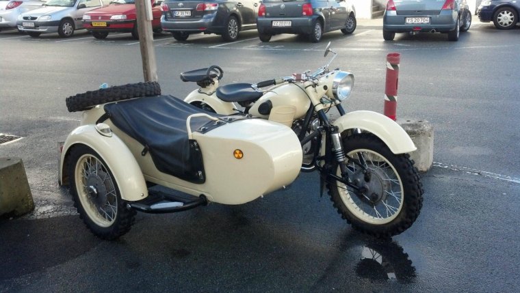 Светло бежевый мотоцикл Урал