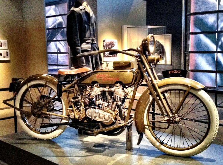 Мотоцикл в рекламе Остин