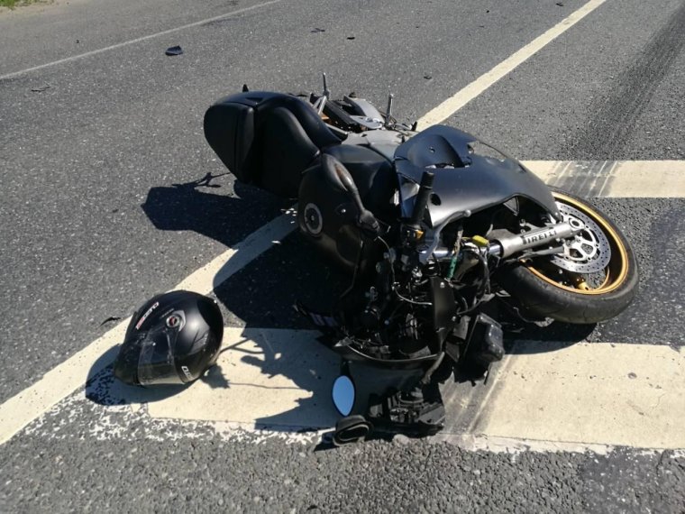 Разбитый в хлам мотоцикл