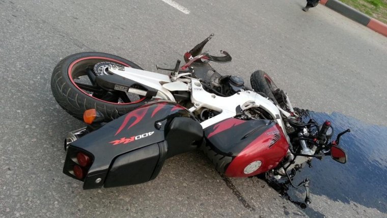 Разбитый мотоцикл на дороге