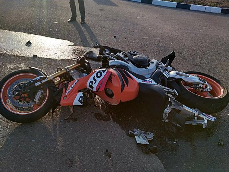Синяя Ямаха р1 Разбитая