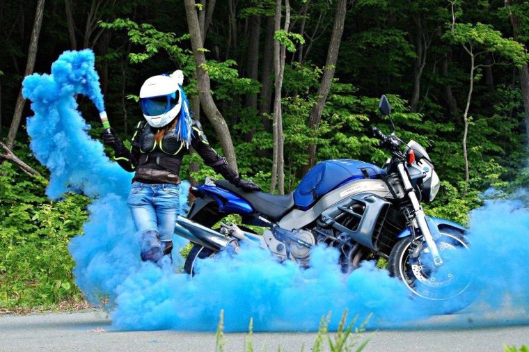 Мотоцикл с дымовой шашкой