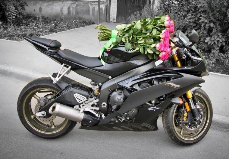 Мотоцикл и цветы
