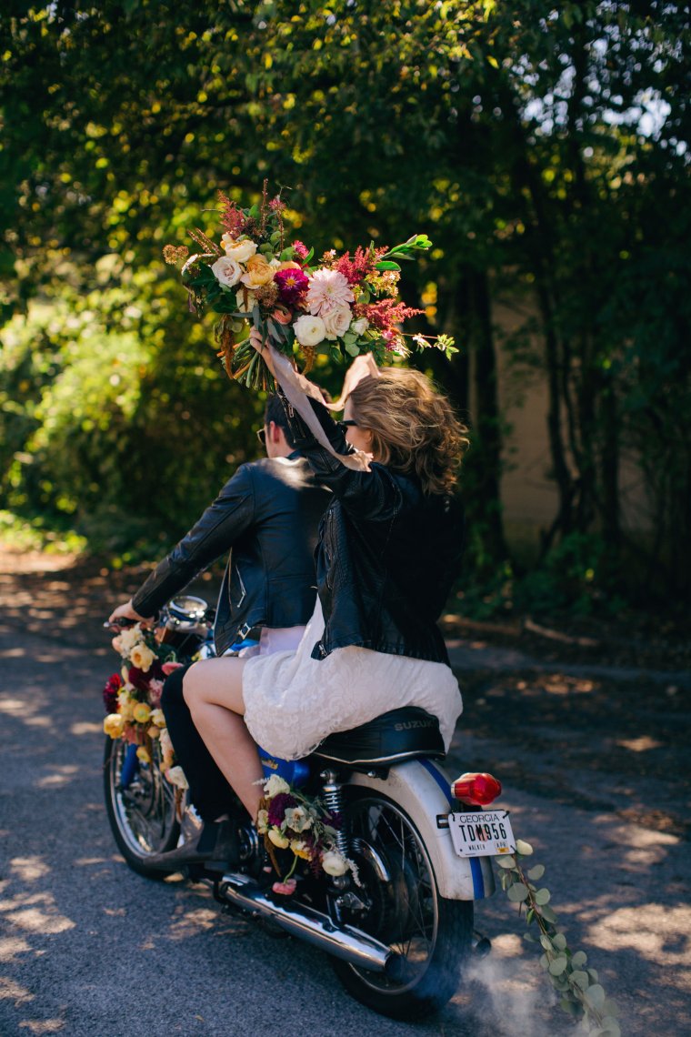 Мотоциклист с цветами