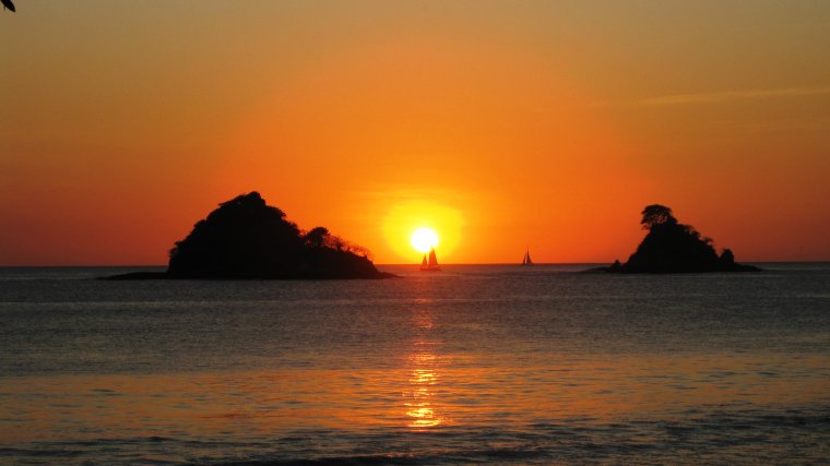 Красное небо на море вечером