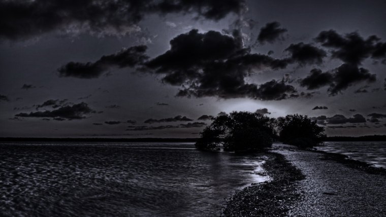 Закат в черно белом цвете