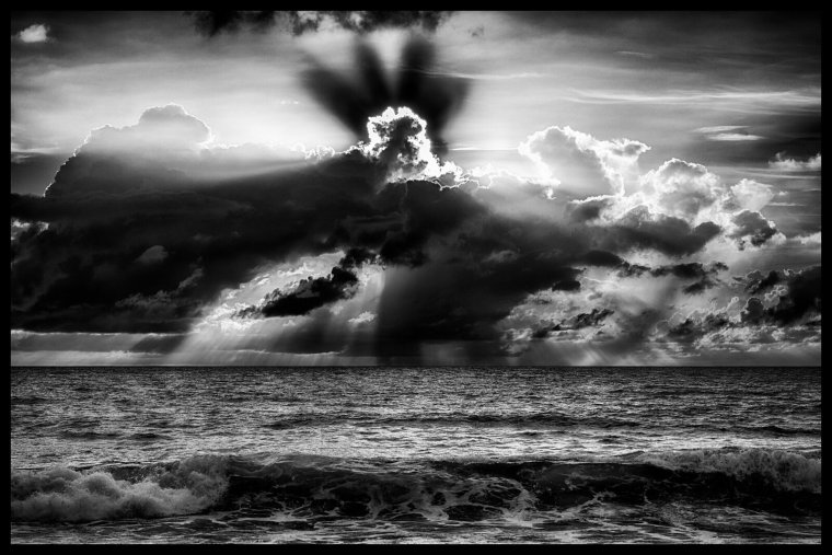 Восход черно белый