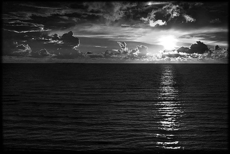 Черно белый океан