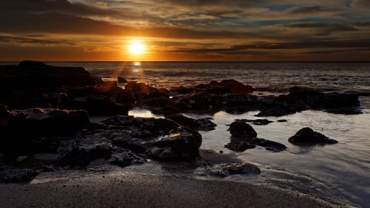 Каменистый пляж закат