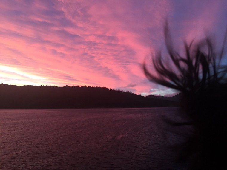 Черно белые силуэты людей на закате