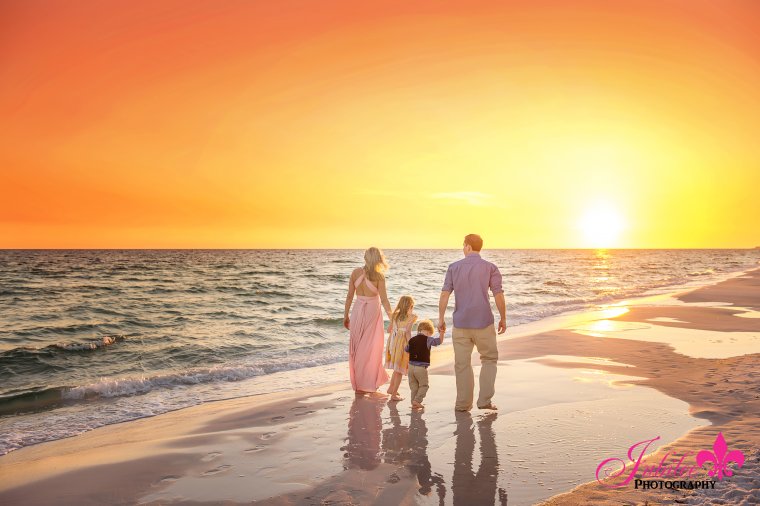 Семейная фотосессия на пляже на закате