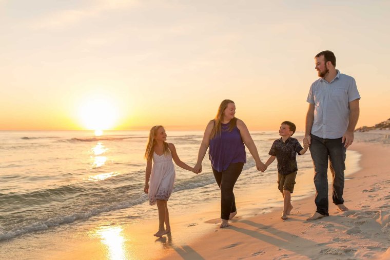Семья море закат