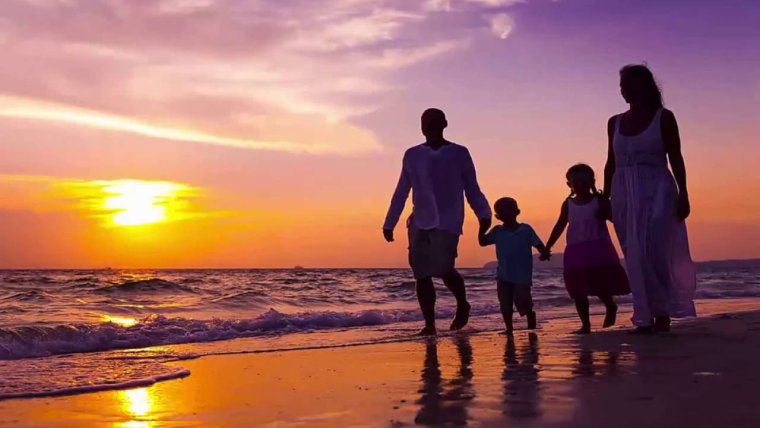 Семья на берегу моря