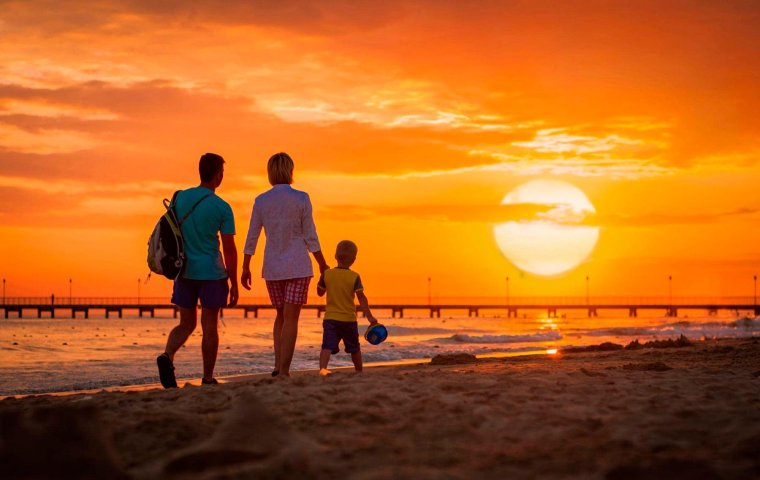 Семья на закате