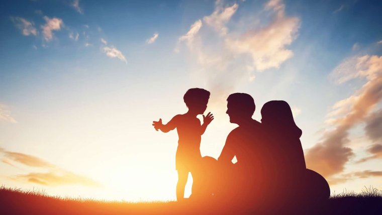 Семья на фоне солнца