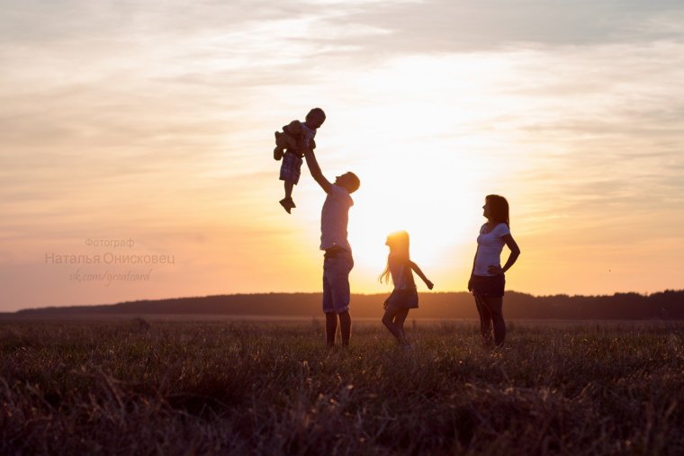 Семья со спины