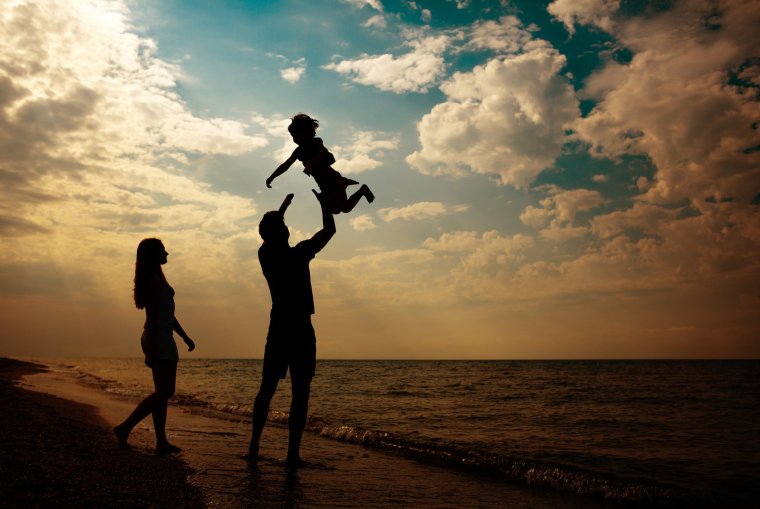 Счастливая семья на закате