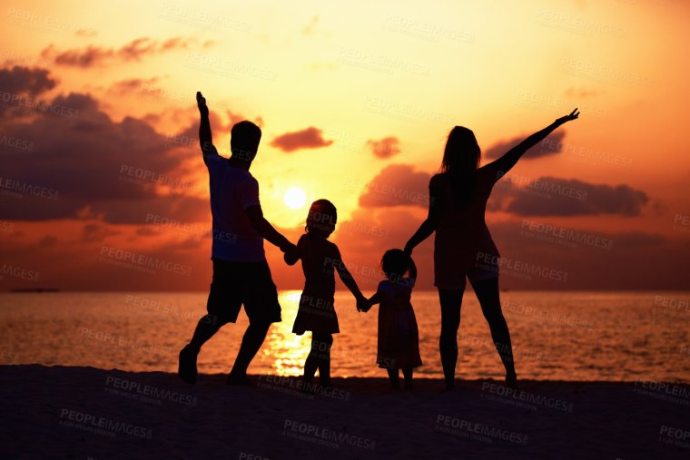 Счастливая семья с двумя дочками