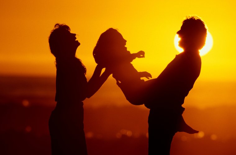 Мама папа и малыш на закате