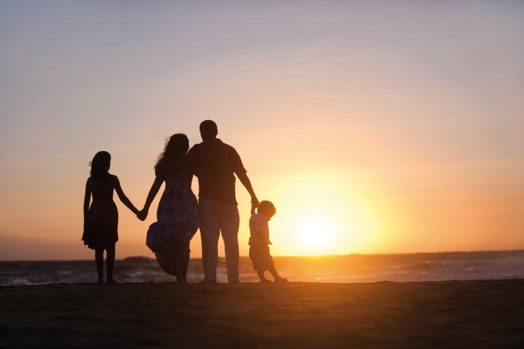 Семья на закате