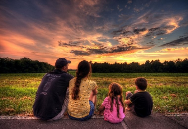 Семья на рассвете