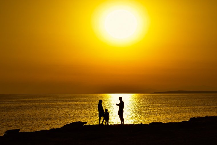 Семья на закате